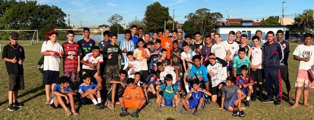 Jogador Lithierry visita a Escolinha de Futebol de Leme