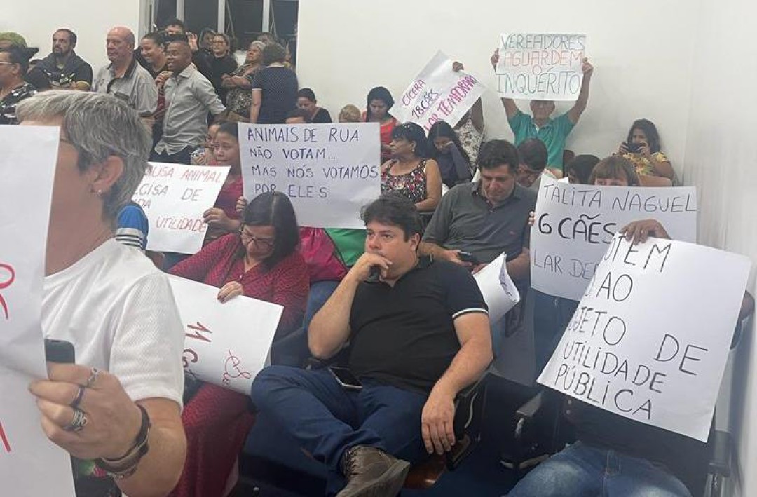 PROTESTO NA CÂMARA MUNICIPAL CONTRA O PROJETO DE LEI QUE DECLARA A BICHO CARENTE DE UTILIDADE PÚBLICA