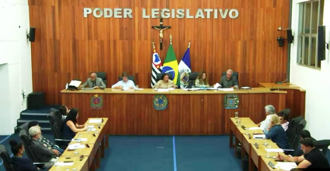 CÂMARA APROVA FIM DA OBRIGATORIEDADE DE AUDIÊNCIAS PÚBLICAS E DECISÃO GERA REVOLTA: VEREADORES MUDAM VOTO E DÃO “CHEQUE EM BRANCO” AO PREFEITO