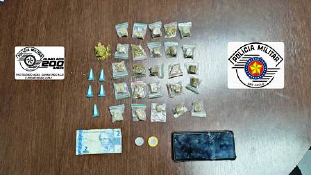 POLÍCIA MILITAR PRENDE HOMEM POR TRÁFICO DE DROGAS DURANTE OPERAÇÃO IMPACTO FORÇA TOTAL EM LEME