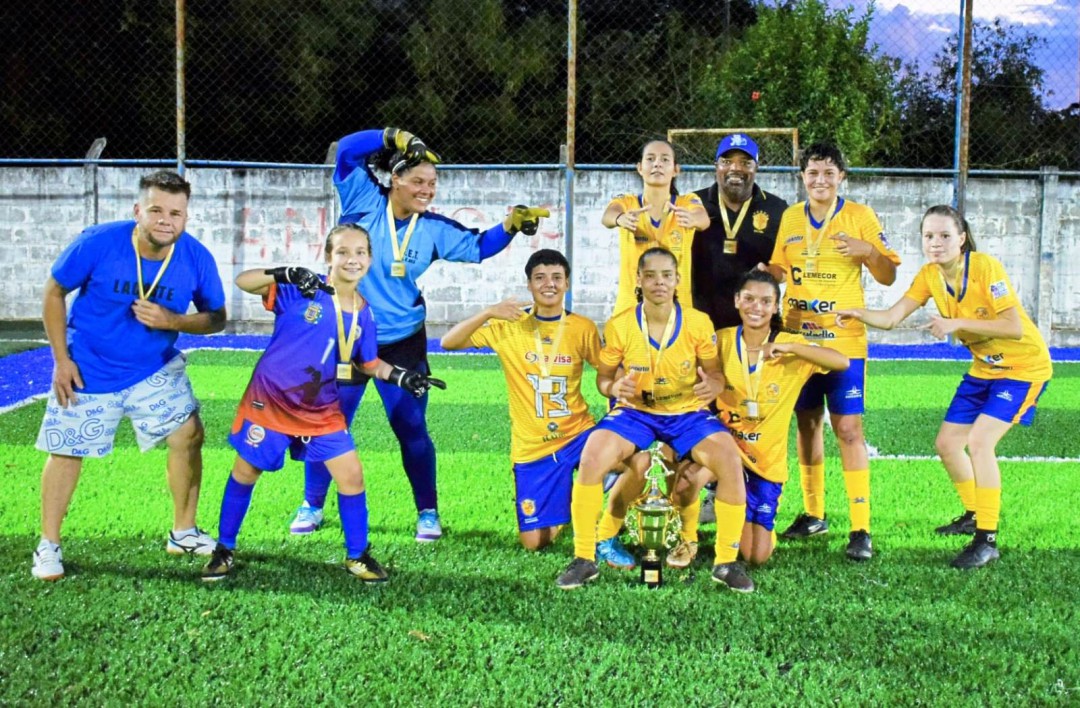 FUTEBOL FEMININO – ESPORTIVO CANARINHO É CAMPEÃO INVICTO EM PIRASSUNUNGA