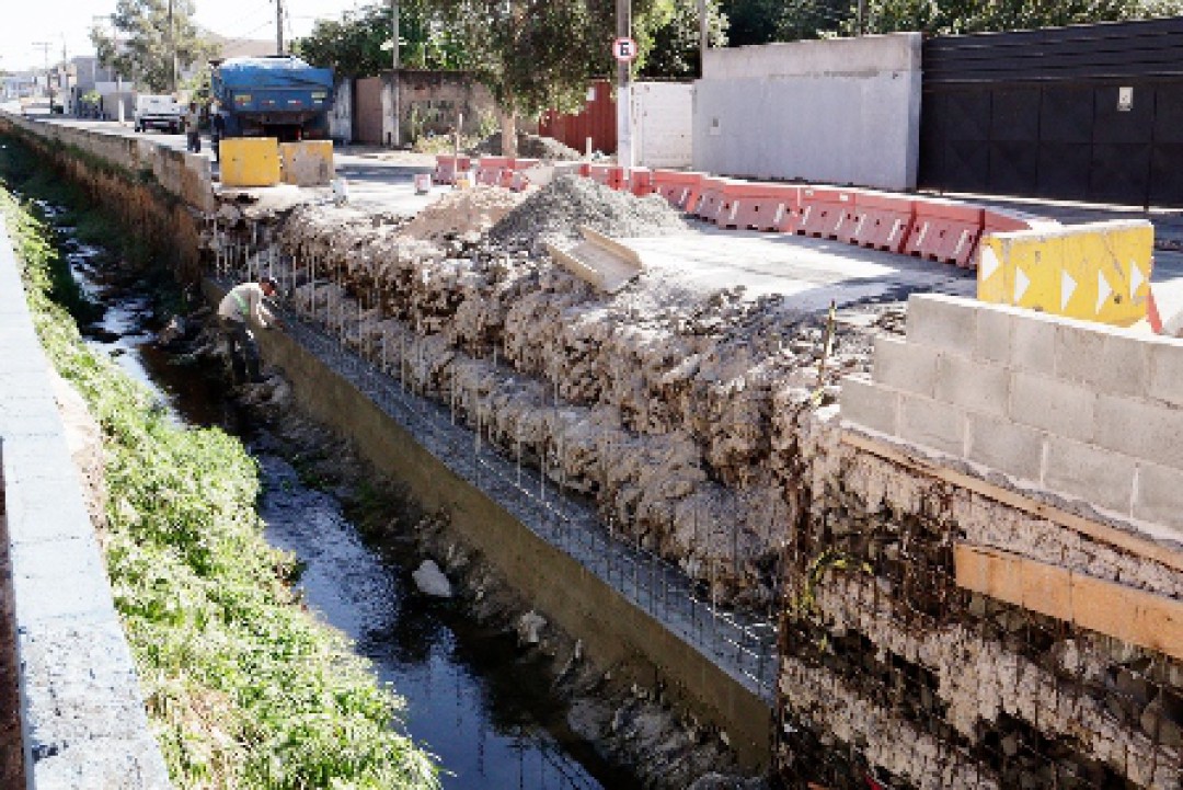 RECONSTRUÇÃO DE TALUDE NA AVENIDA JOÃO ARRAIS SERÓDIO FILHO SERÁ CONCLUÍDA NOS PRÓXIMOS DIAS