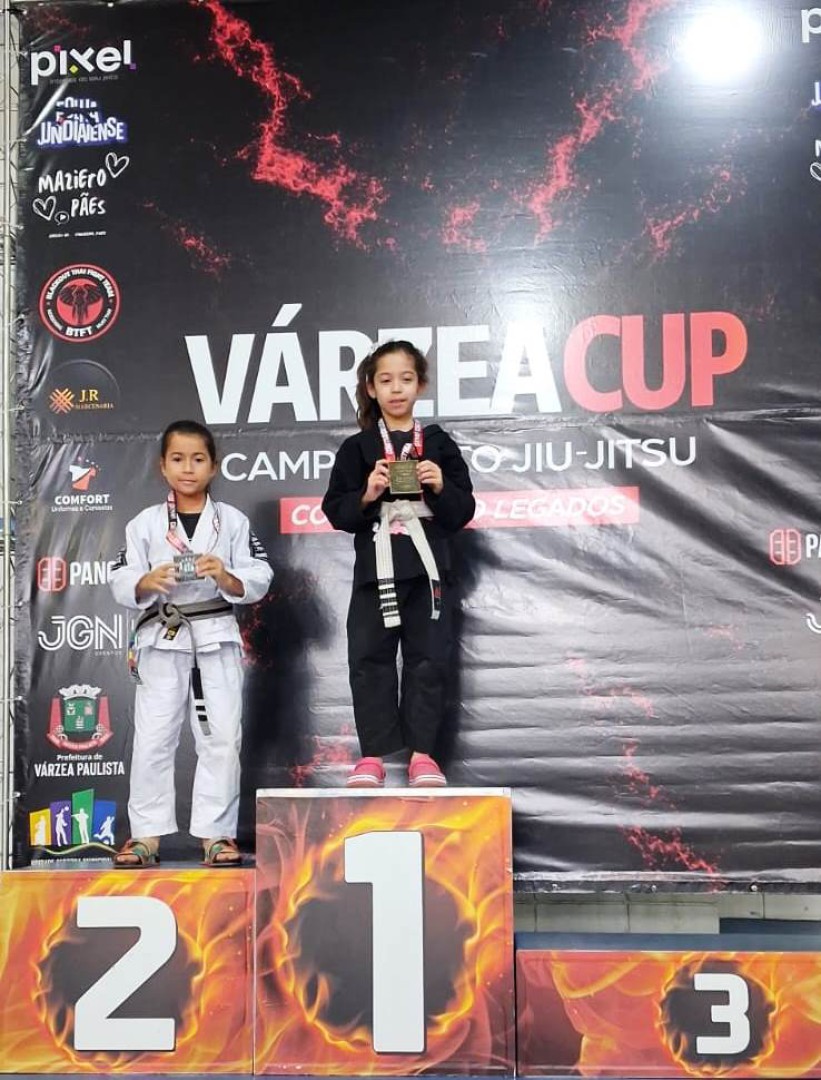 LORRAYNE DE CÁSSIA CONQUISTA MAIS UM OURO E SEGUE BRILHANDO NO JIU-JÍTSU