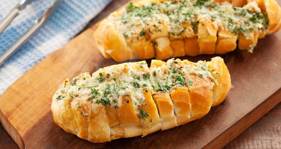 Pão de alho para churrasco com pão francês amanhecido