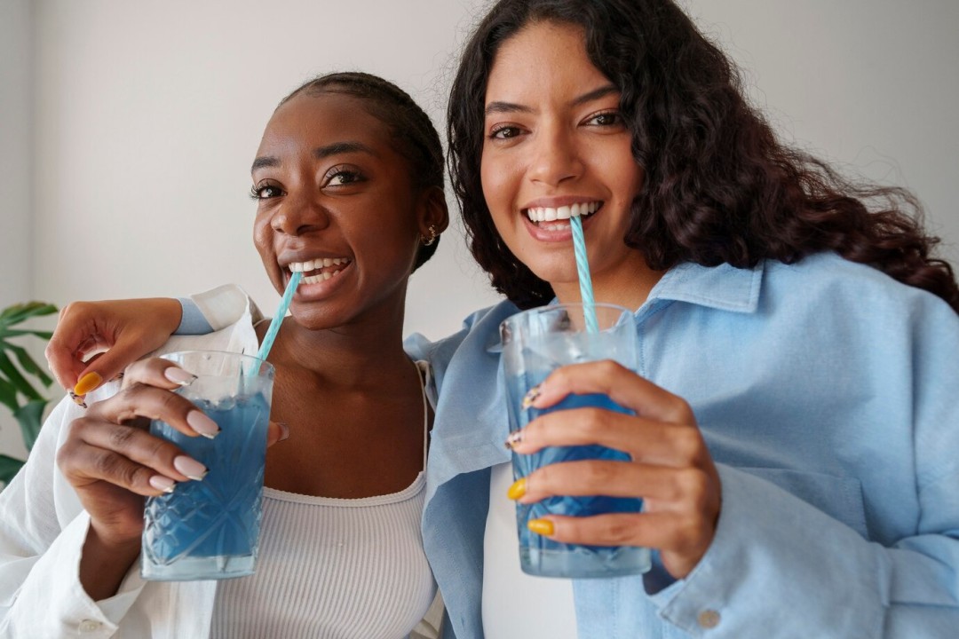 BEBIDAS E A SAÚDE DOS DENTES: ÁGUA COM GÁS, ENERGÉTICO E ISOTÔNICOS SÃO SEGUROS PARA A SAÚDE DOS DENTES?