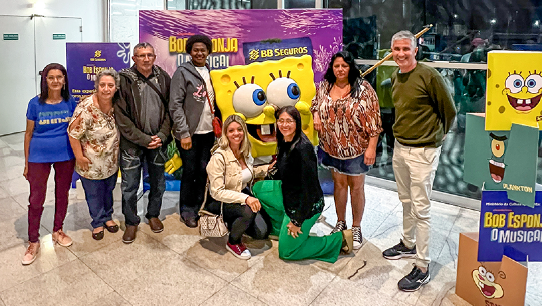 Alunos da Educação de Jovens, Adultos e Idosos - EJAI da Rede Municipal viajam à São Paulo para assistir musical