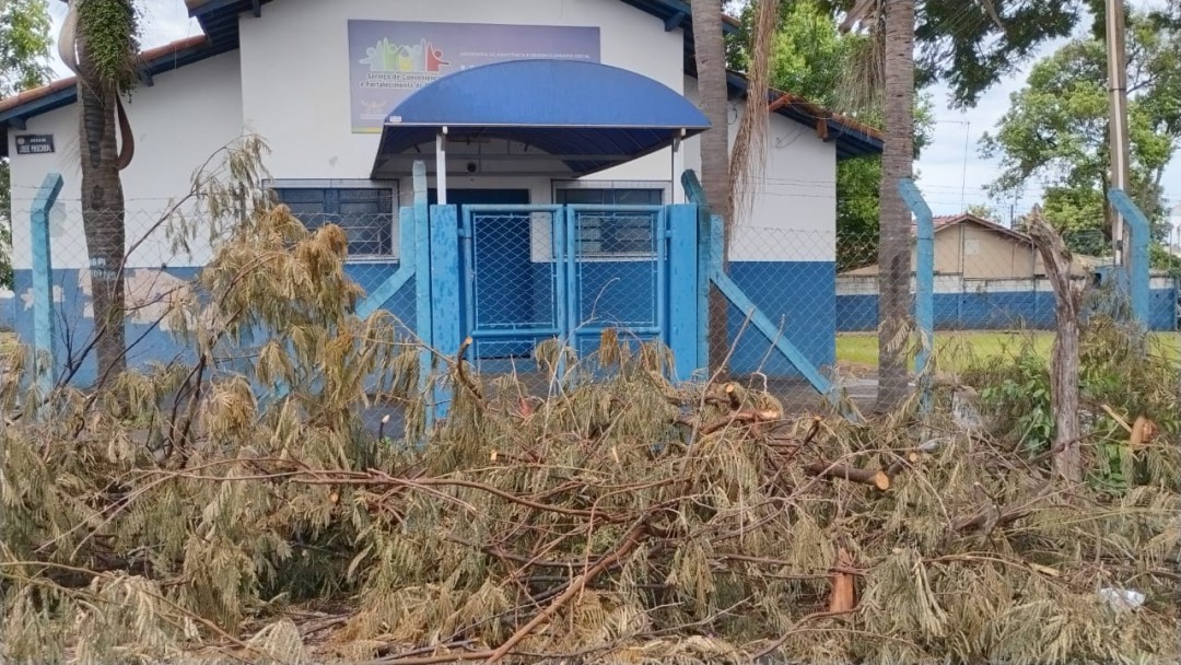 ABANDONO, ESCURIDÃO E DESCASO: PRAÇAS DE LEME VIVEM EM SITUAÇÃO CRÍTICA