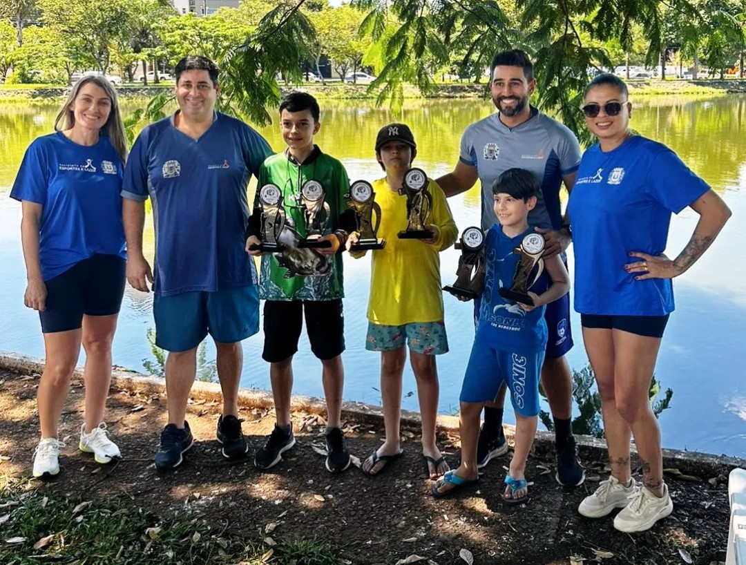 CRIANÇAS E ADULTOS BRILHAM EM CAMPEONATO DE PESCA NO LAGO MUNICIPAL
