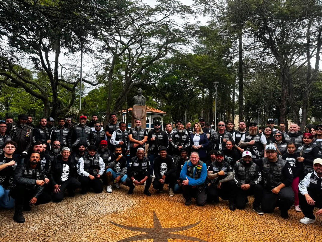INSANOS MOTO CLUB HOMENAGEIA O HERÓI LEMENSE NEWTON PRADO EM ATO DE RESPEITO E MEMÓRIA