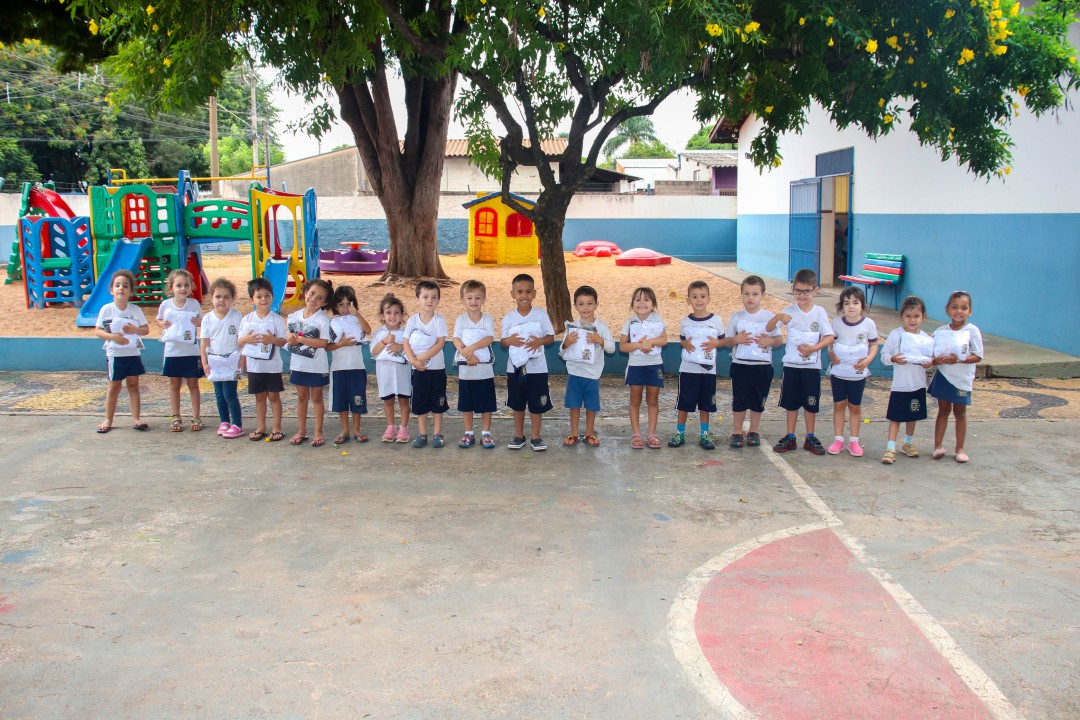 ENTREGA DE UNIFORME ESCOLAR