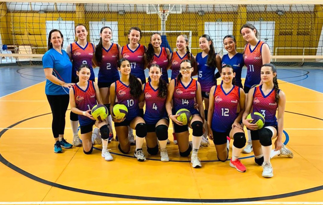 O VOLEIBOL FEMININO ACEUL LEME FECHOU A FASE CLASSIFICATÓRIA DO CAMPEONATO DA APV E AGUARDA DEFINIÇÕES DAS FINAIS