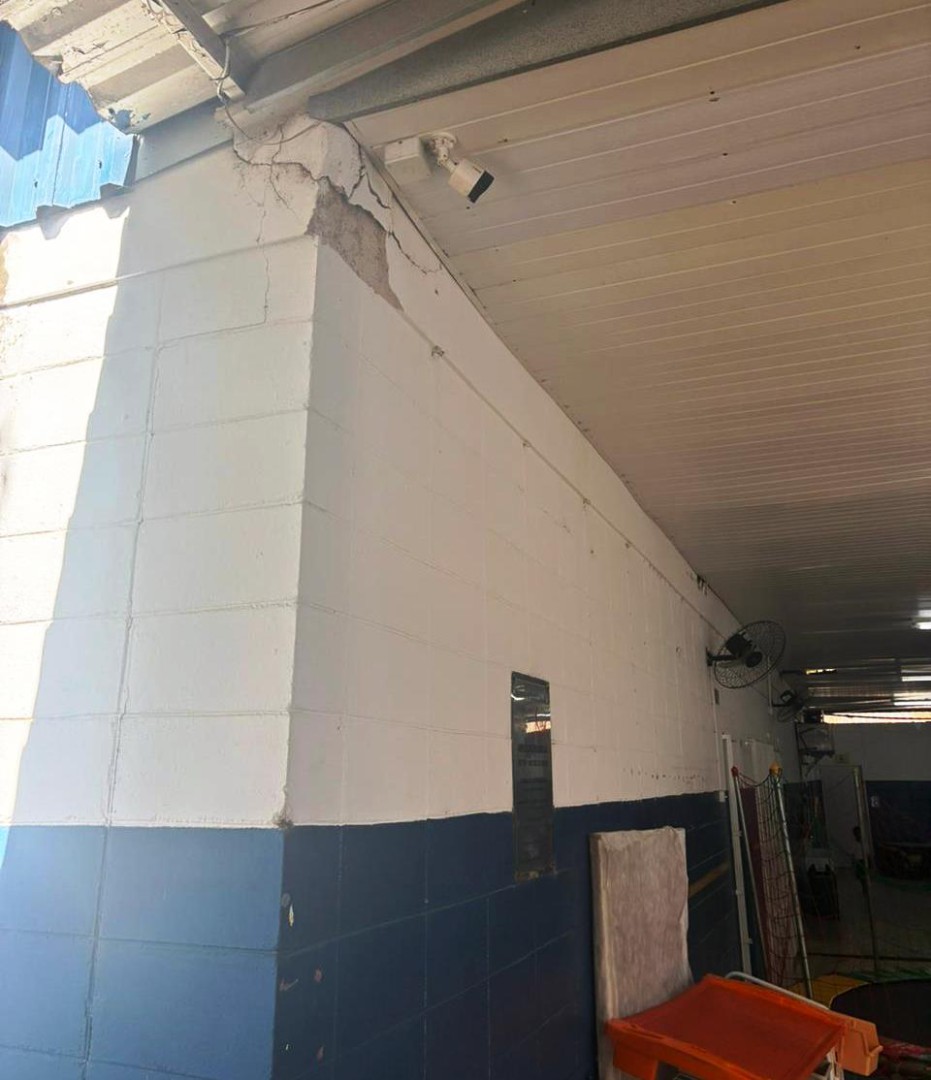 ESCÂNDALO EM LEME: ESCOLAS CAINDO AOS PEDAÇOS E CIDADE COM APENAS 1 AMBULÂNCIA