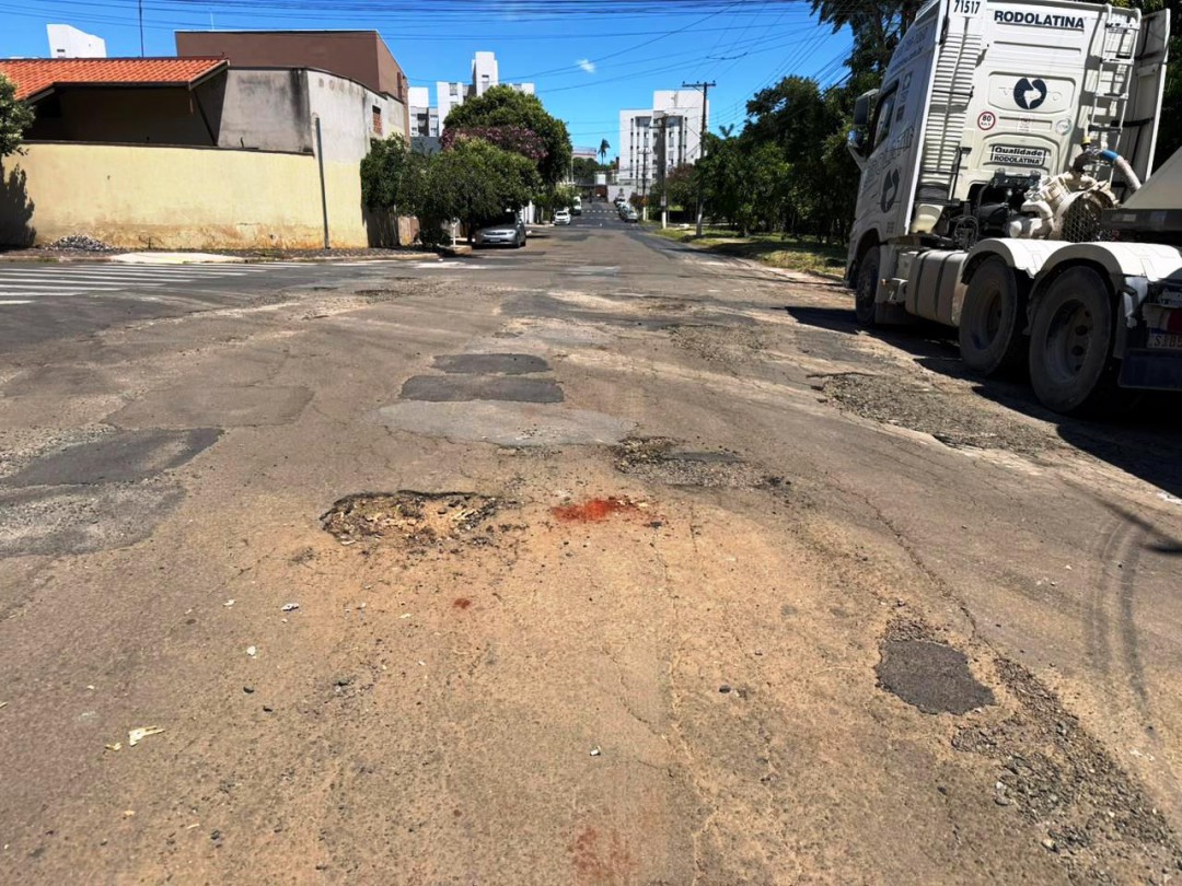 LEME VIRA “LUA” OU “QUEIJO SUÍÇO”? BURACOS TOMAM CONTA DAS RUAS E POPULAÇÃO SOFRE COM DESCASO DA GESTÃO CLAUDEMIR BORGES