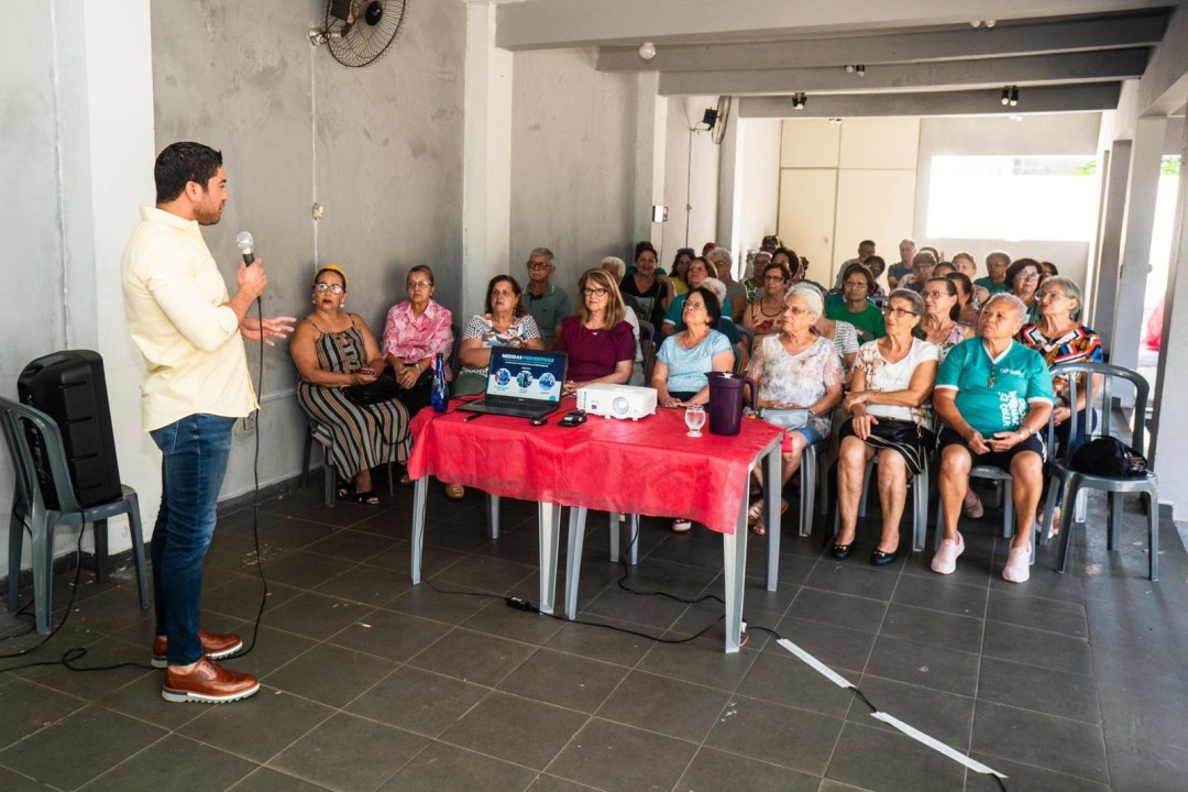 DR. DAVID PEDRÃO REALIZA PALESTRA SOBRE PREVENÇÃO DE FRATURAS EM IDOSOS NO CENTRO DE CONVIVÊNCIA DO IDOSO 2