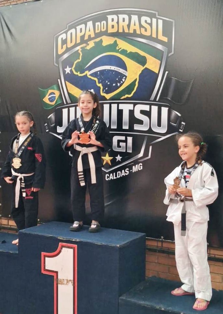 ATLETA DE SANTA RITA DO PASSA QUATRO – LORRAYNE - BRILHA NA COPA DO BRASIL DE JIU-JITSU EM POÇOS DE CALDAS