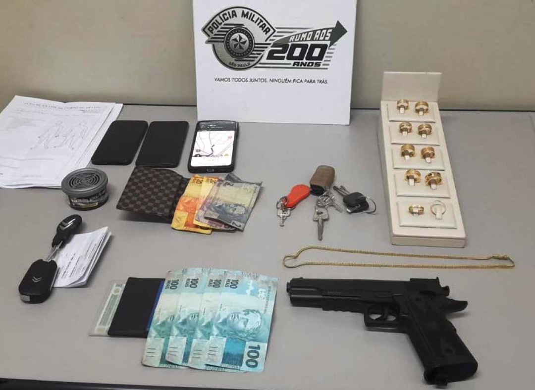 ROUBO CONSUMADO, QUALIFICADO POR CONCURSOS DE PESSOAS EM UMA JOALHERIA DE 08/10/2025