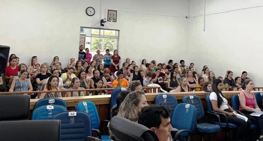 PROFISSIONAIS DA EDUCAÇÃO LOTAM A CÂMARA DE VEREADORES PARA COBRAREM MAIS TRANSPARÊNCIA, VALORIZAÇÃO, MELHORES CONDIÇÕES DE TRABALHO E MENOS PERSEGUIÇÕES NA EDUCAÇÃO MUNICIPAL