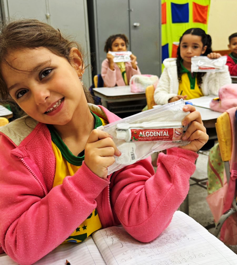 PROGRAMA DE PREVENÇÃO ODONTOLÓGICA BENEFICIA ALUNOS COM KITS DE HIGIENE BUCAL