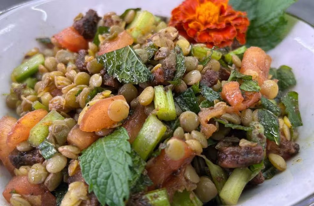 SALADA DE LENTILHA COM FRANGO CROCANTE