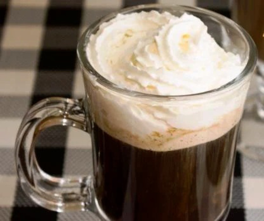 CHOCOLATE QUENTE SIMPLES COM CHANTILLY CASEIRO