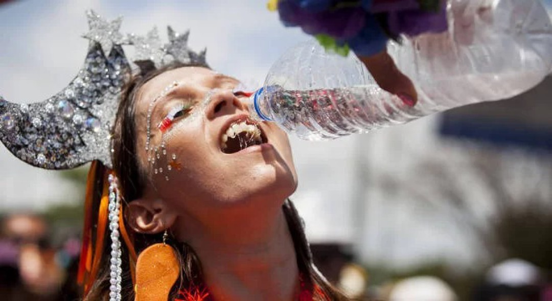 BEBA ÁGUA! CONFIRA OITO DICAS DE HIDRATAÇÃO PARA CURTIR O FERIADO DE CARNAVAL