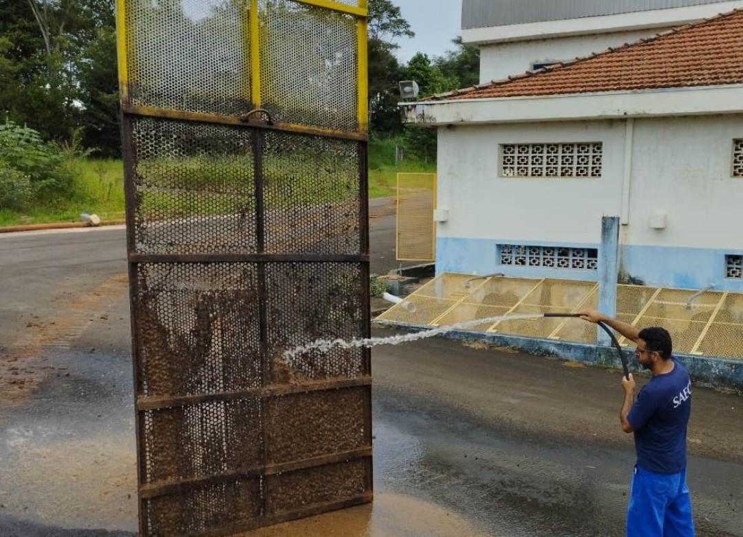 SAECIL realiza limpeza do gradeamento da Estação de Captação de Água