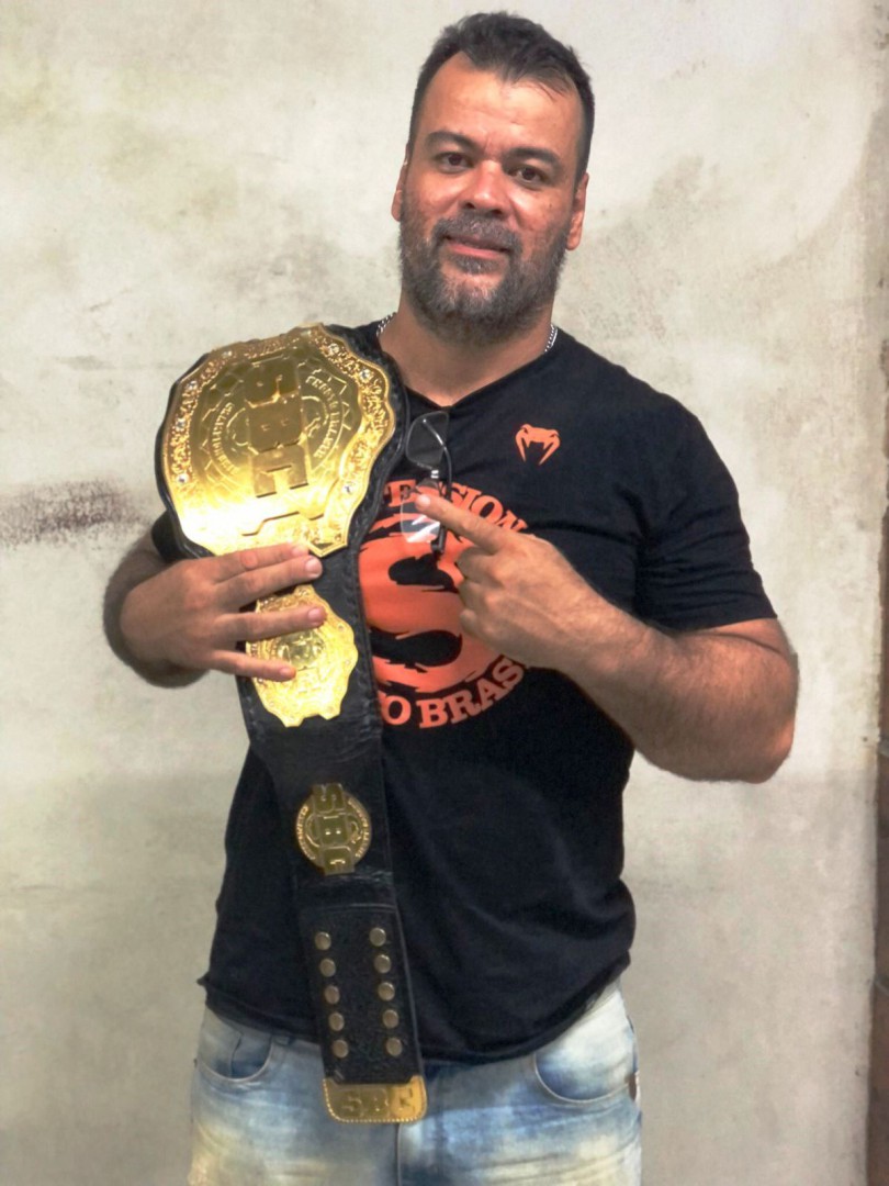 EDSON GONÇALVES – TREINADOR LEMENSE CONQUISTA TÍTULO E CINTURÃO LATINO AMERICANO DE MMA PROFISSIONAL COM O ATLETA ARY FARIAS