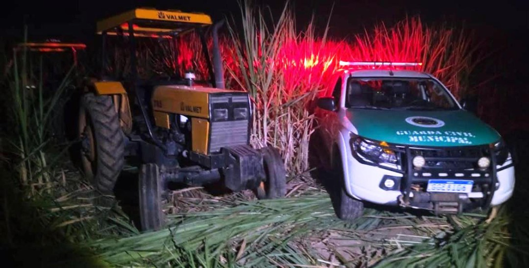 TRATORES FURTADOS SÃO LOCALIZADOS PELA GCM EM ÁREA RURAL DE PIRASSUNUNGA