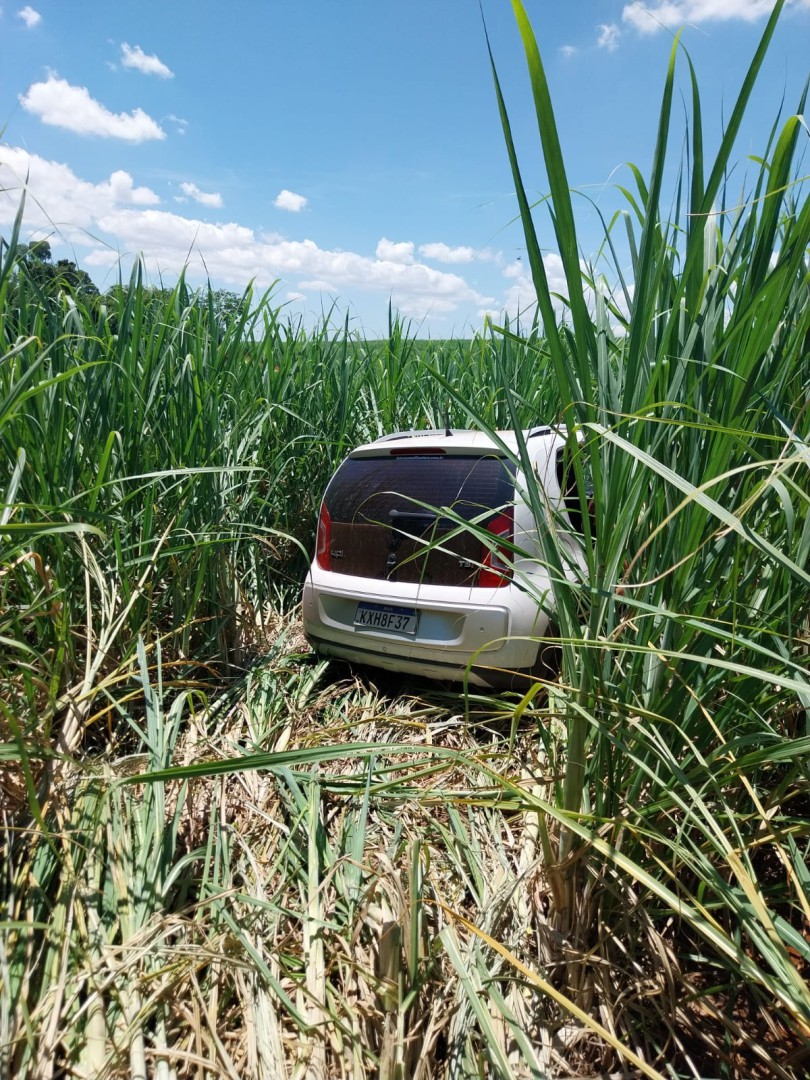 Carro de homem encontrado morto em estrada rural é localizado