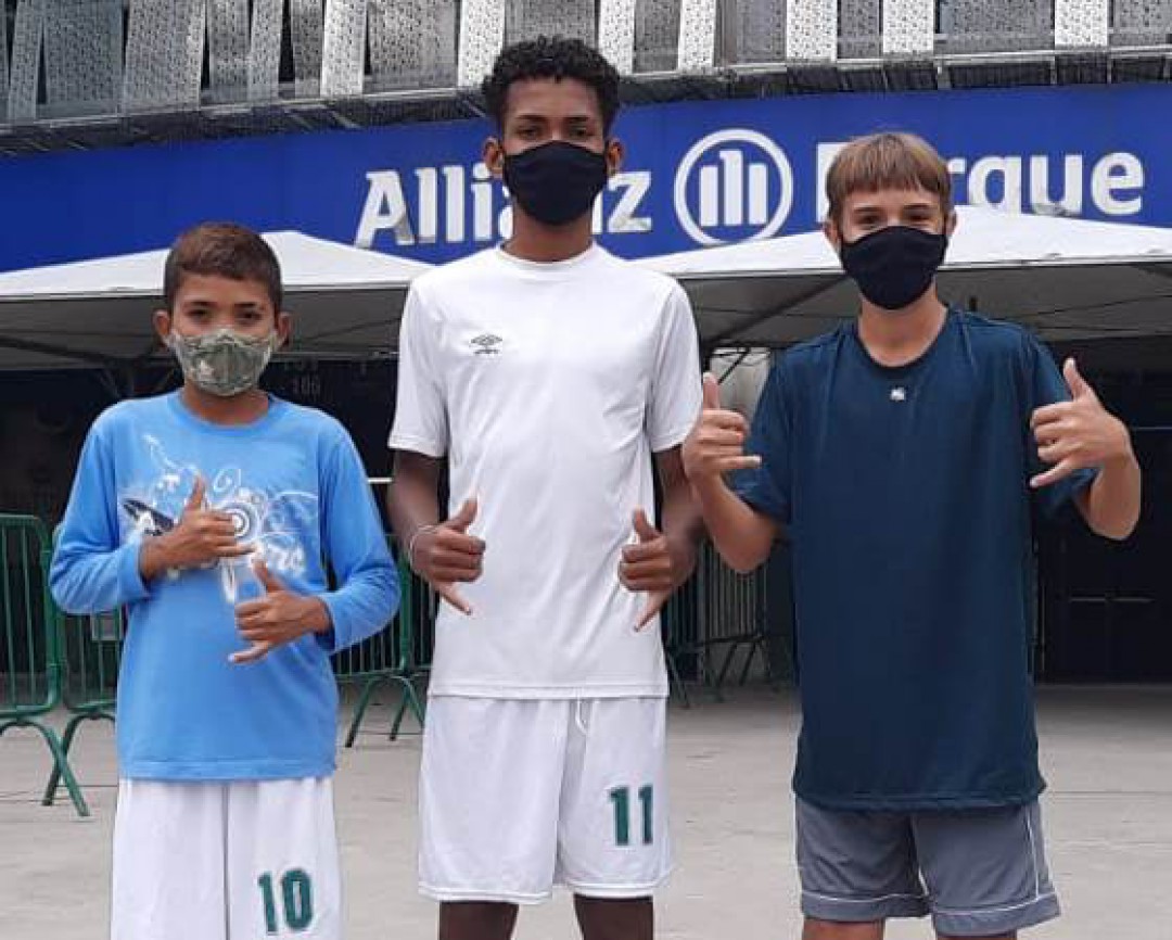 Atletas da Escolinha de Futebol de Leme em avaliação no Palmeiras